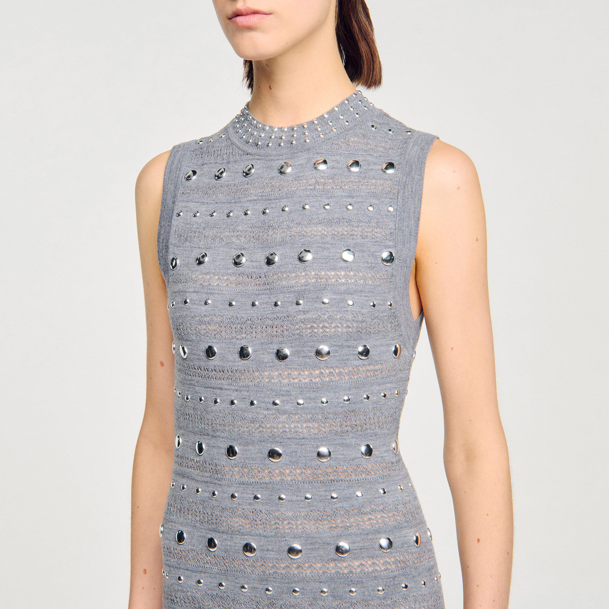 Langes Strickkleid mit Ziernieten
