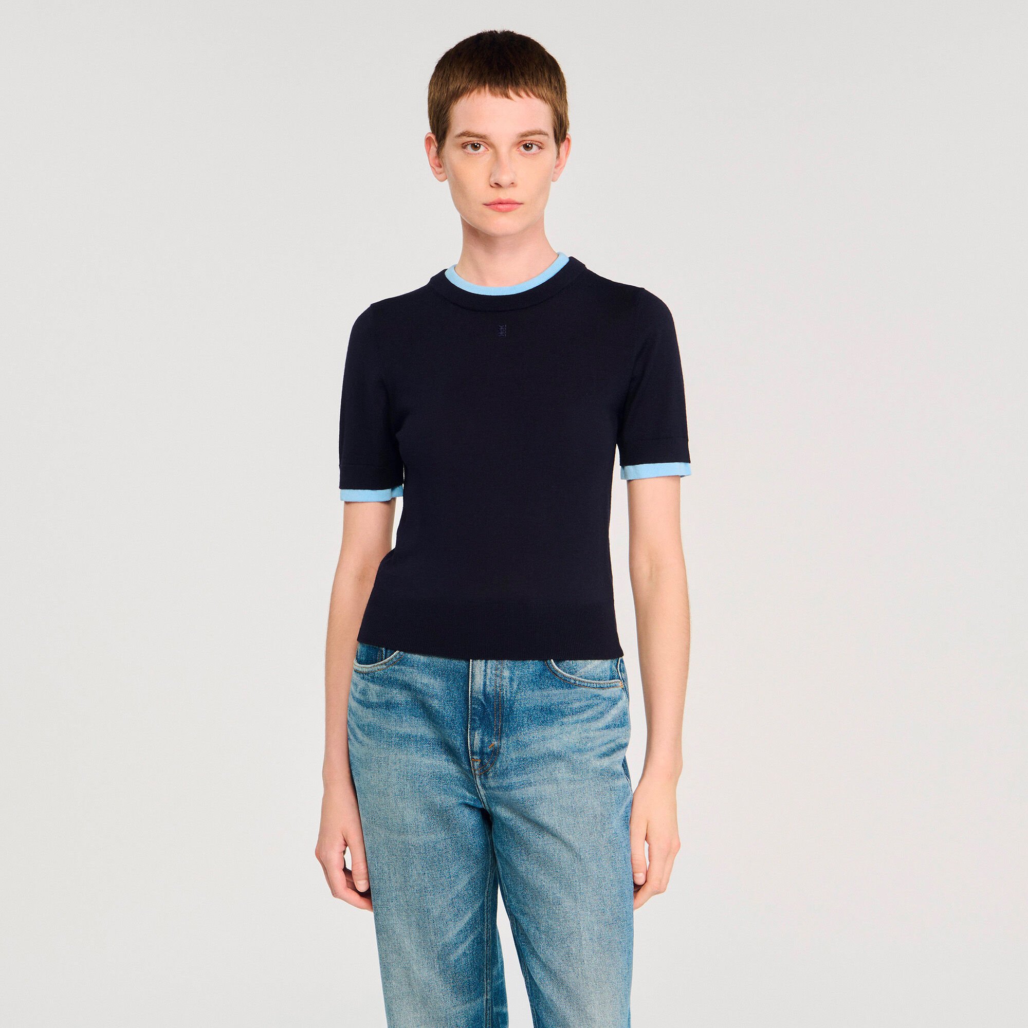 Zweifarbiger kurzer Pullover