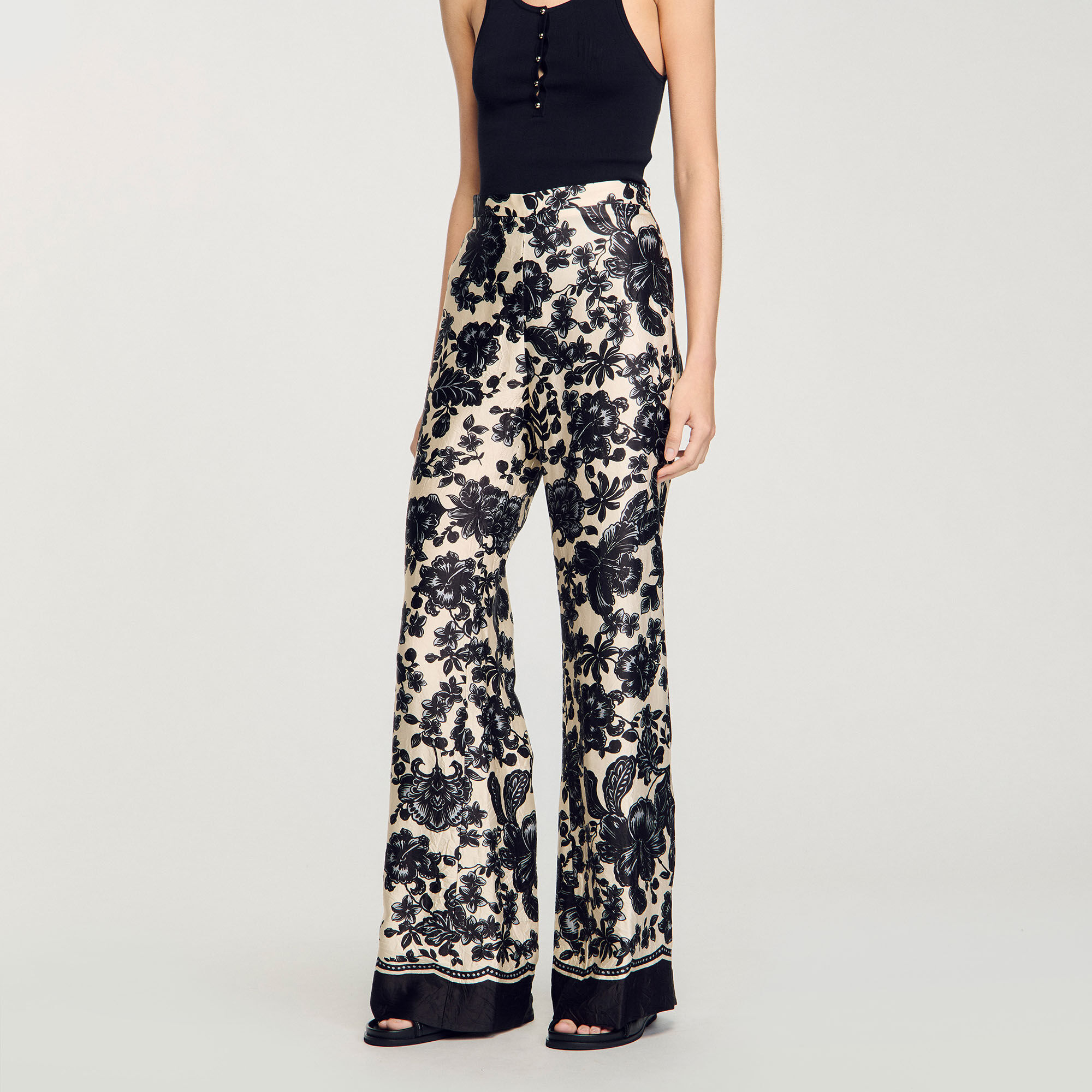 Hose mit Blumendruckmuster