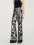 Hose mit Blumendruckmuster