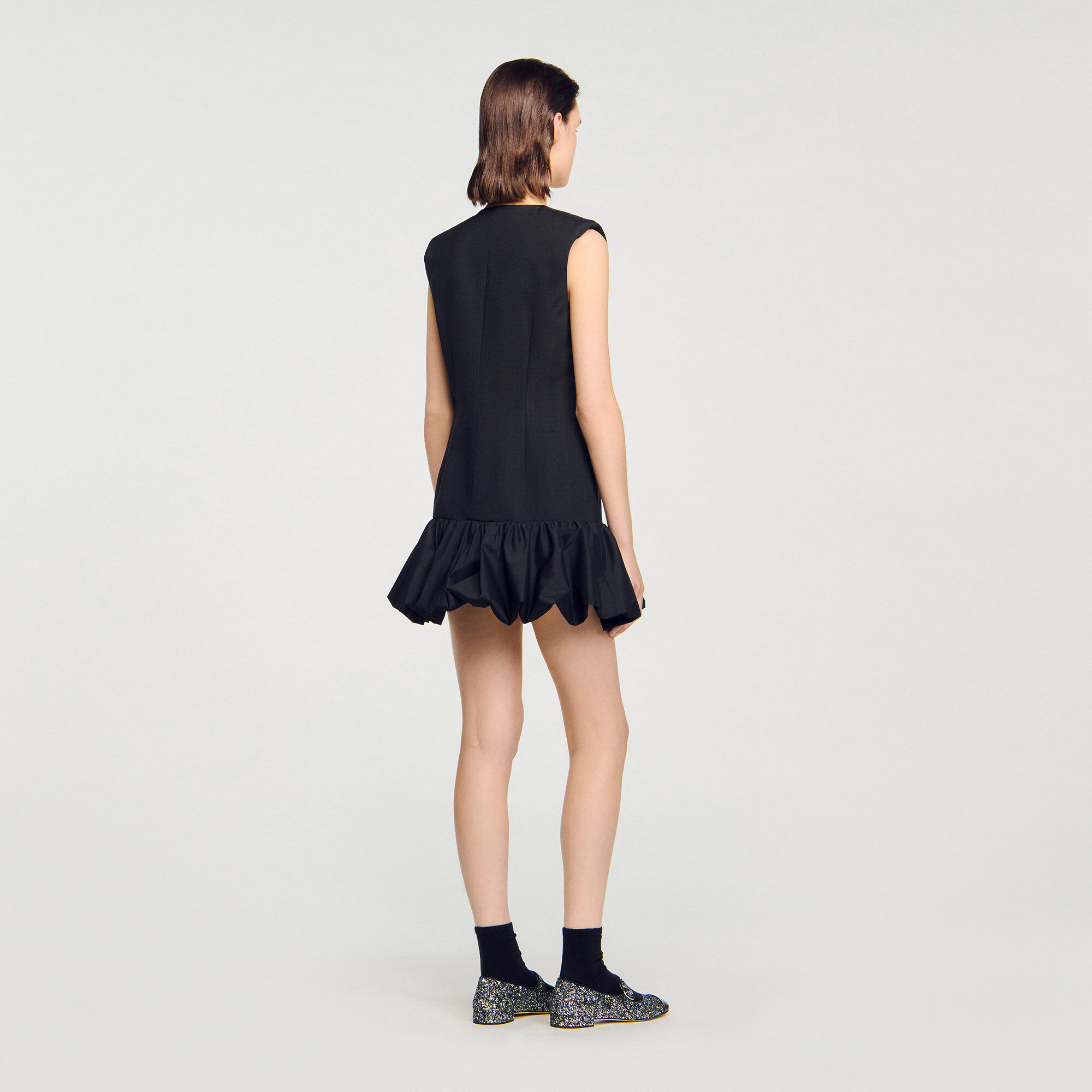 Kurzes Anzugkleid mit Volant