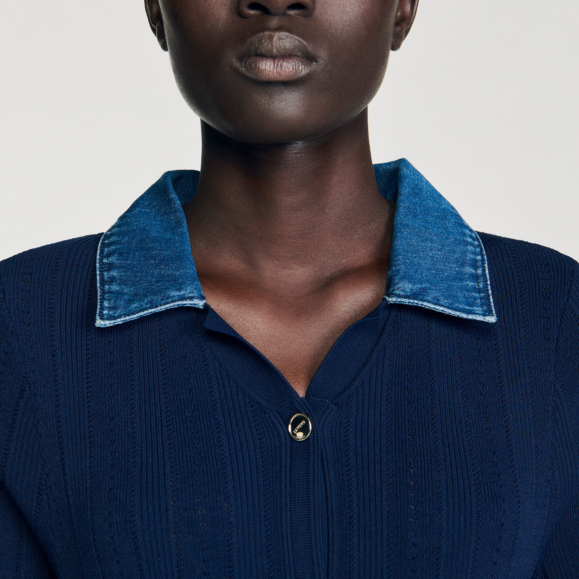 Langes Strickkleid mit Denimkragen