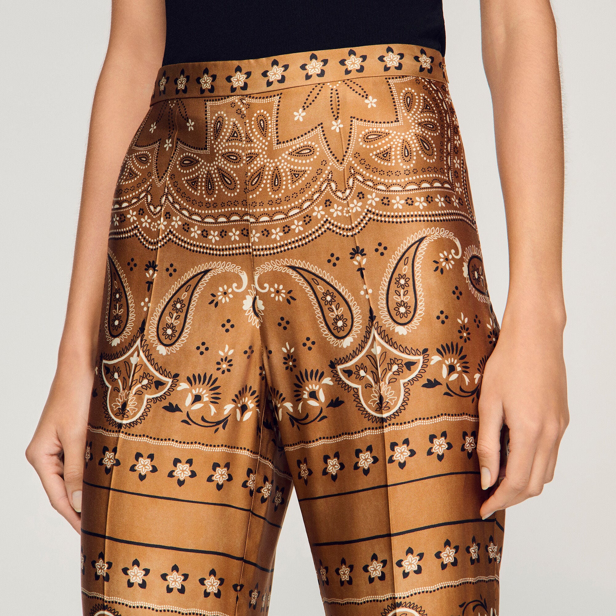 Flie&szlig;ende Hose mit Bandana-Print