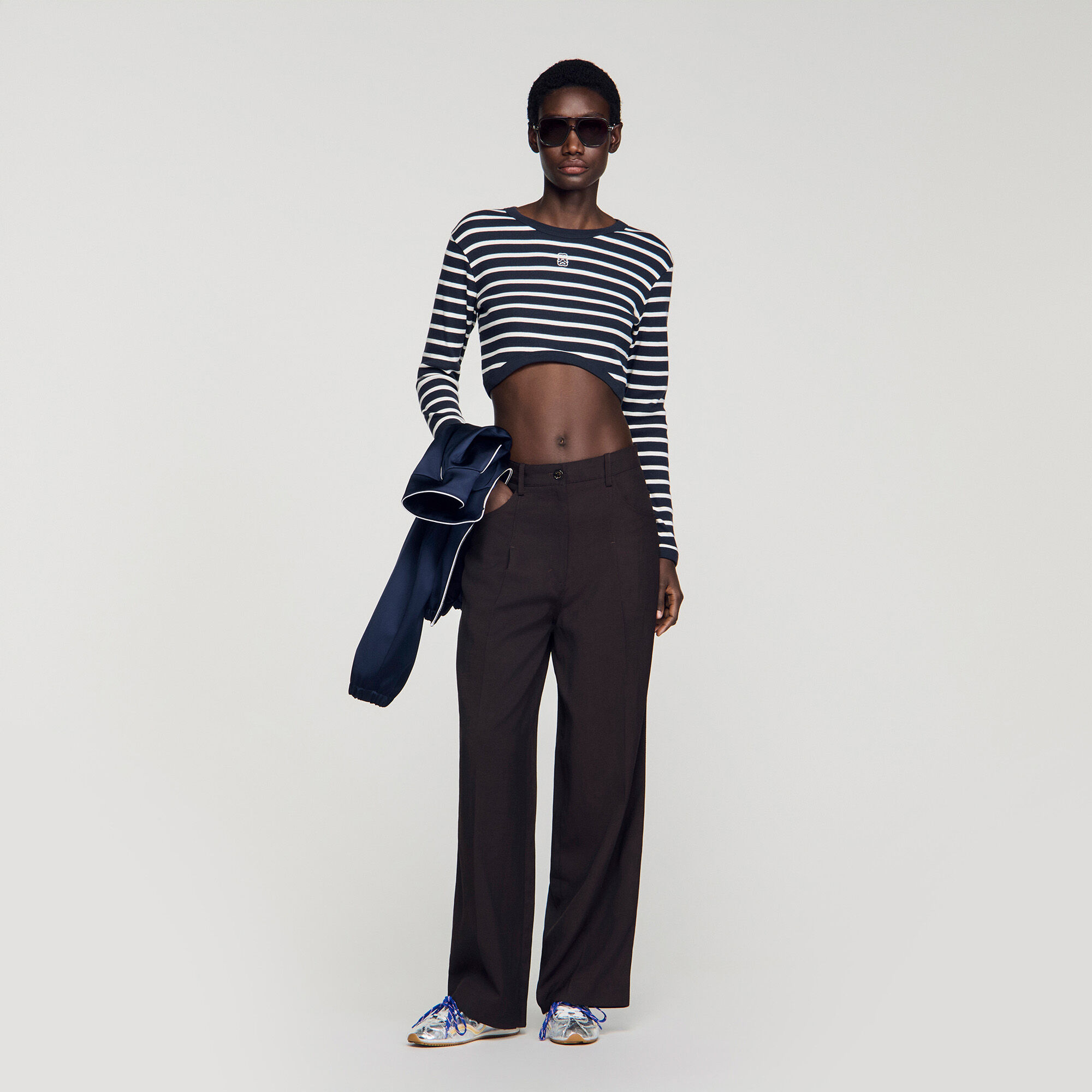 Kurzes gestreiftes Baumwoll-T-Shirt