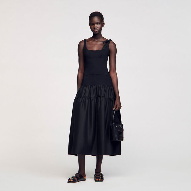 Langes Kleid aus Materialmix