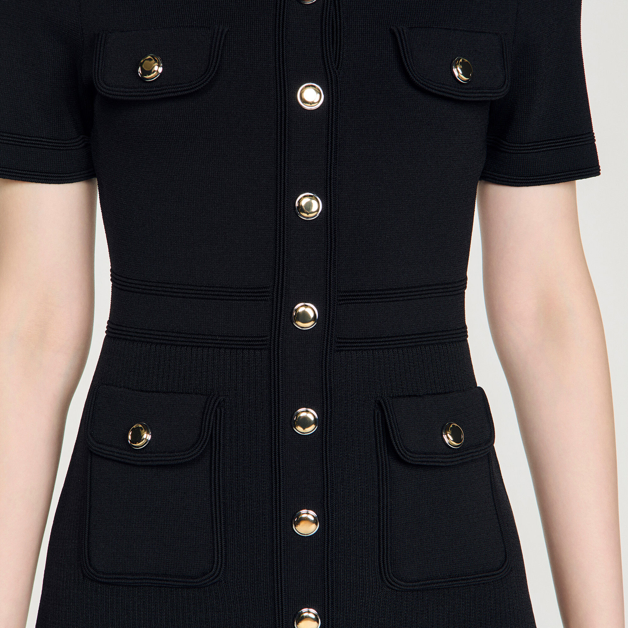 Kurzes Strickkleid mit Knopfleiste