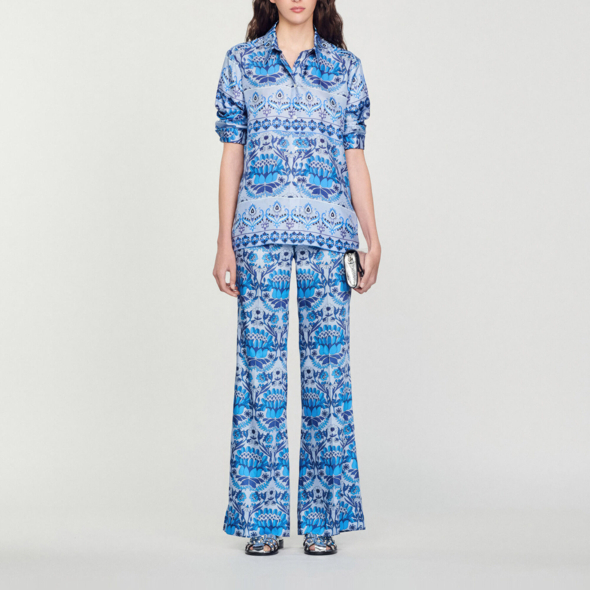 Flie&szlig;ende Hose mit Halstuchprint