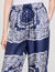 Fließende Hose mit Bandana-Print
