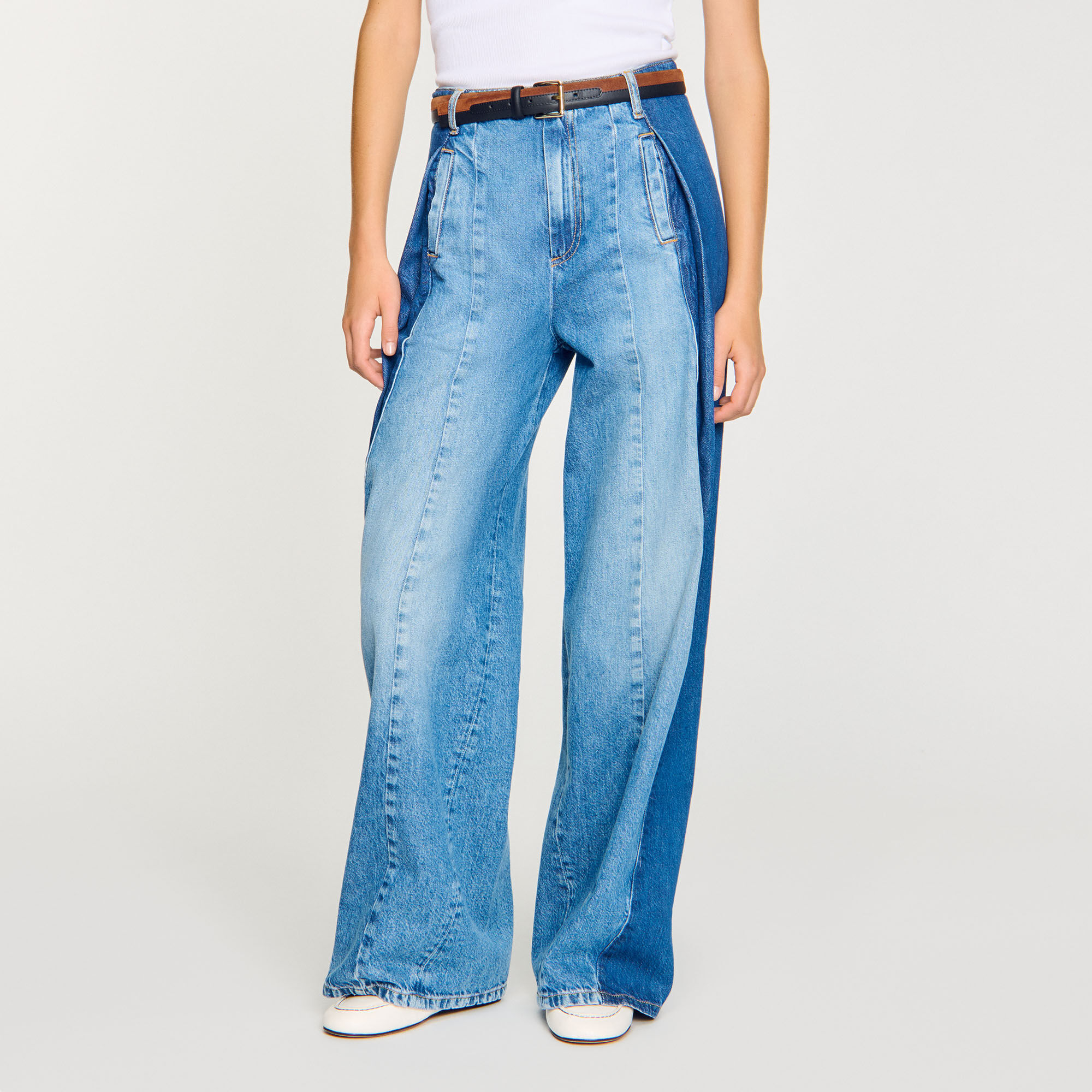 Jeans mit kontrastierenden Einsätzen