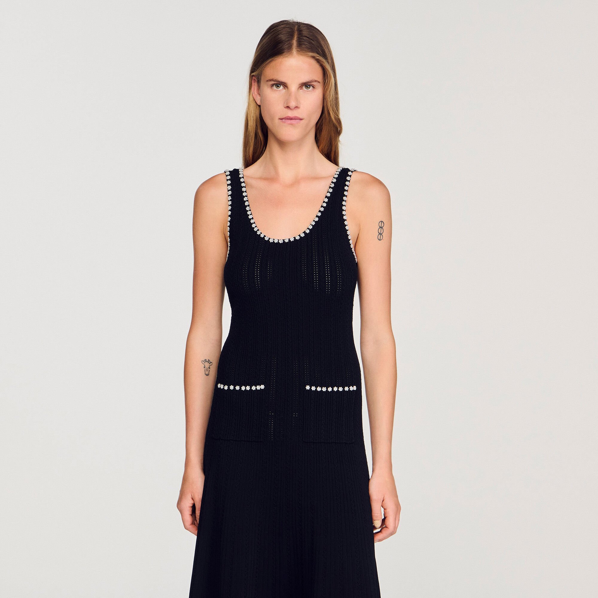 Langes Kleid mit Perlen