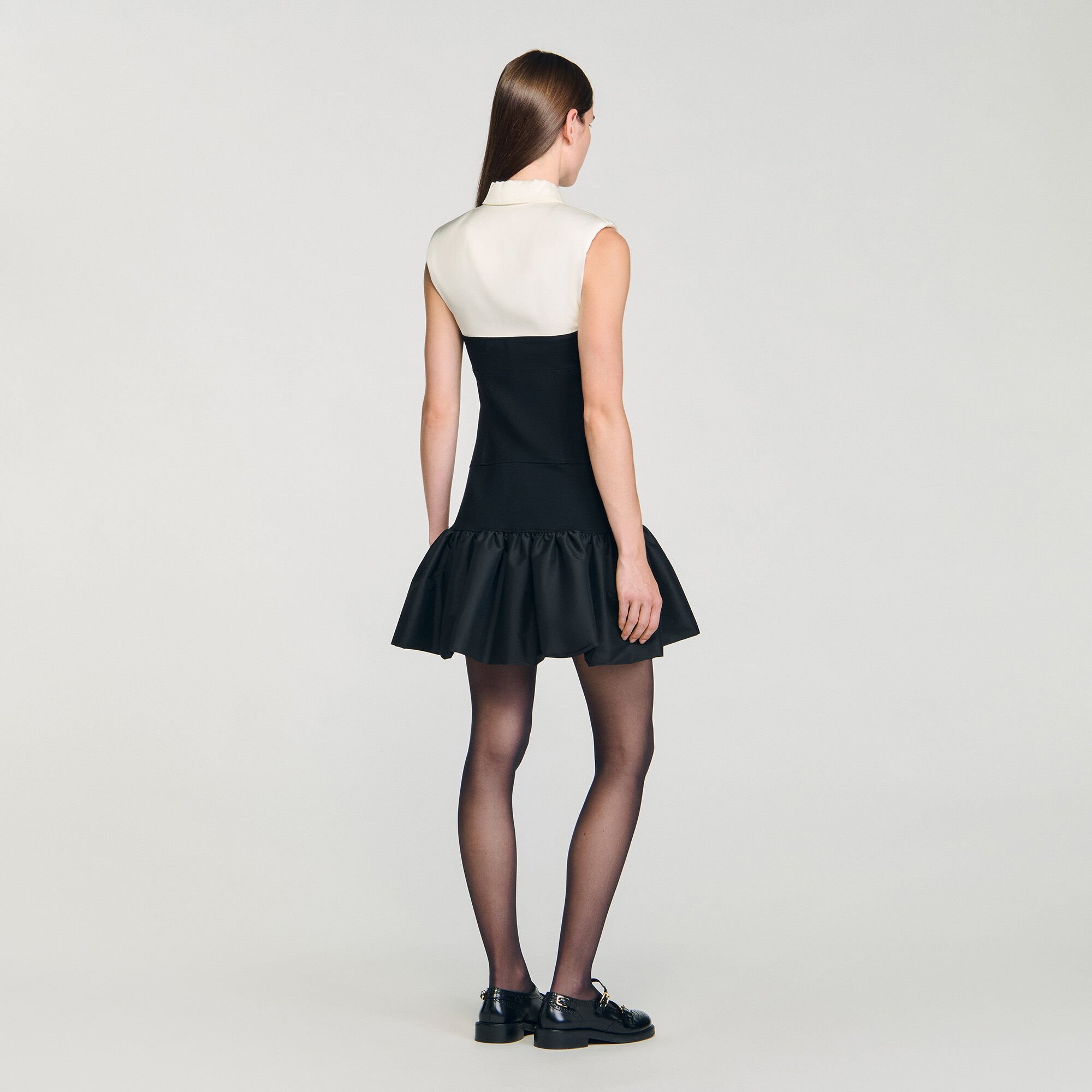 Kurzes zweifarbiges Volantkleid