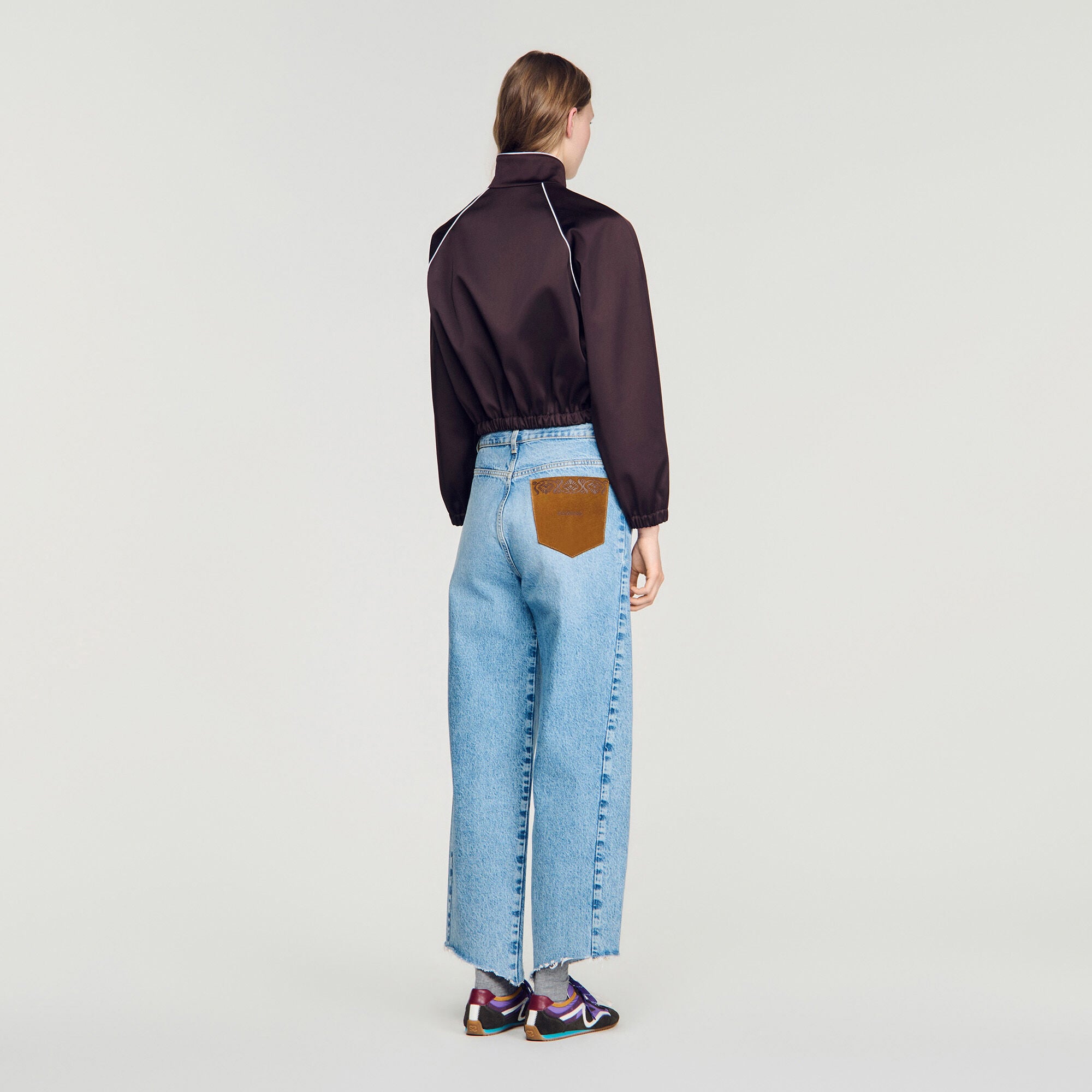 Kurzer bestickter Satinblouson