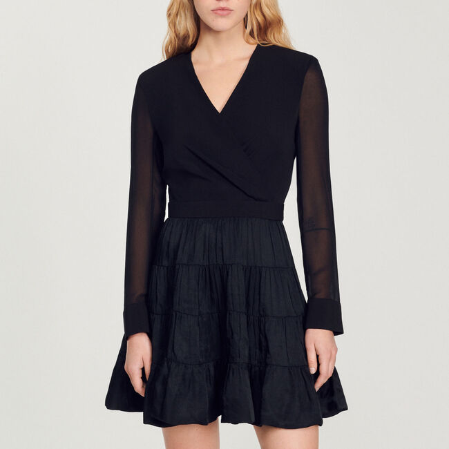 Kurzes fließendes Kleid aus Materialmix