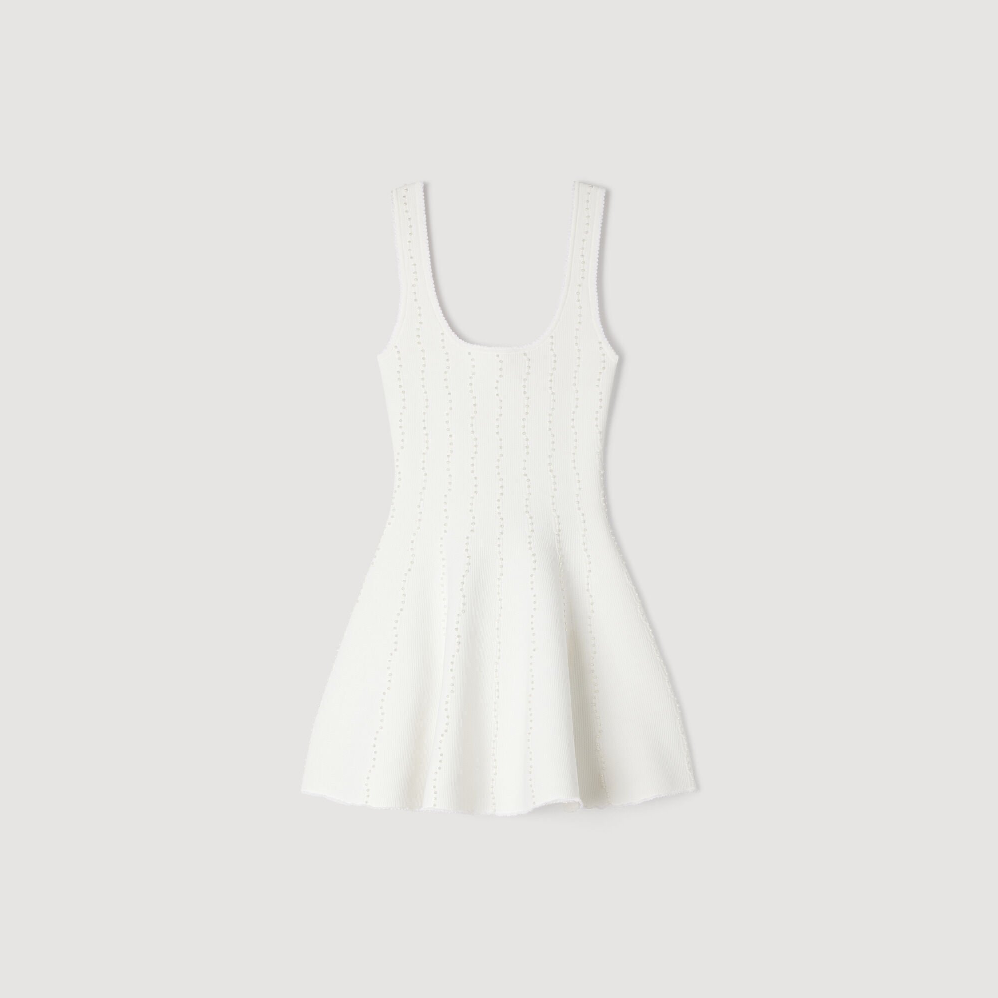 Kurzes Strickkleid mit Perlen