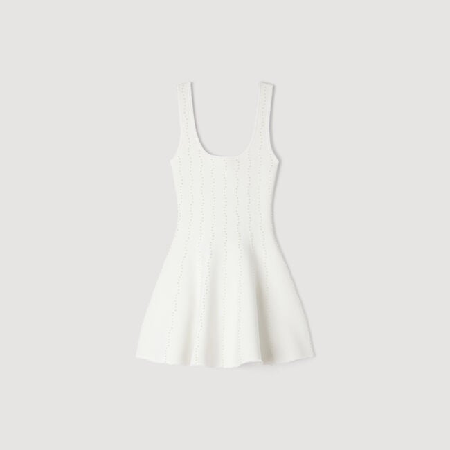 Kurzes Strickkleid mit Perlen