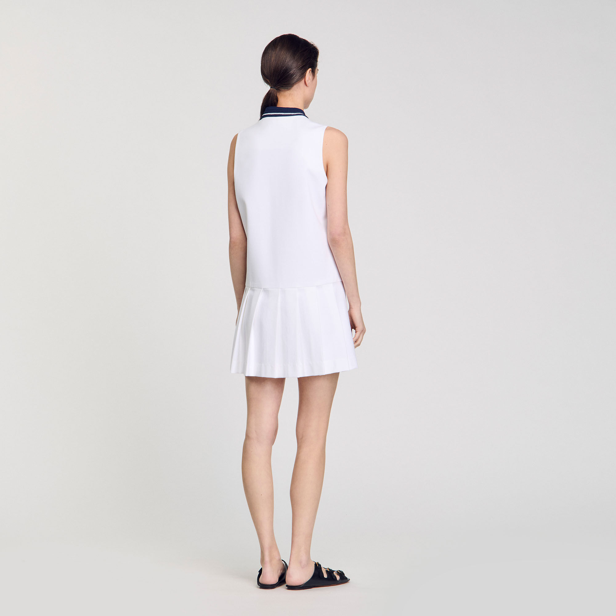 Kurzes Kleid mit Kontrastkragen