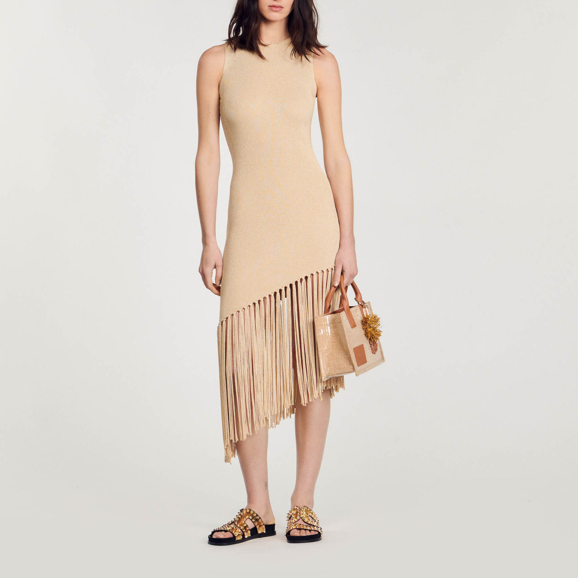 Langes asymmetrisches Kleid mit Fransen