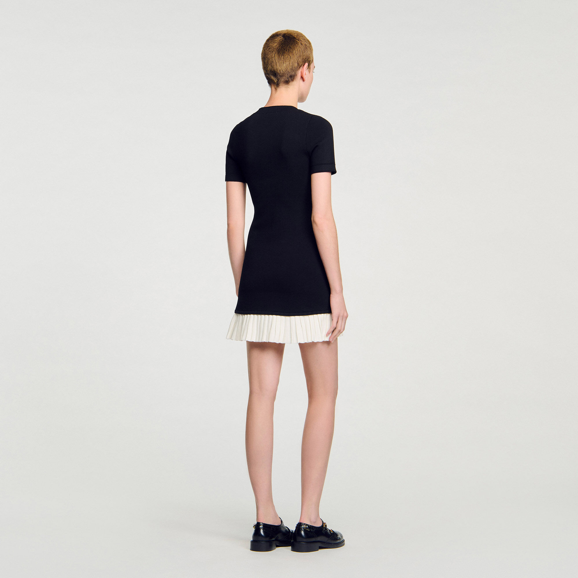 Kurzes Strickkleid mit Volant
