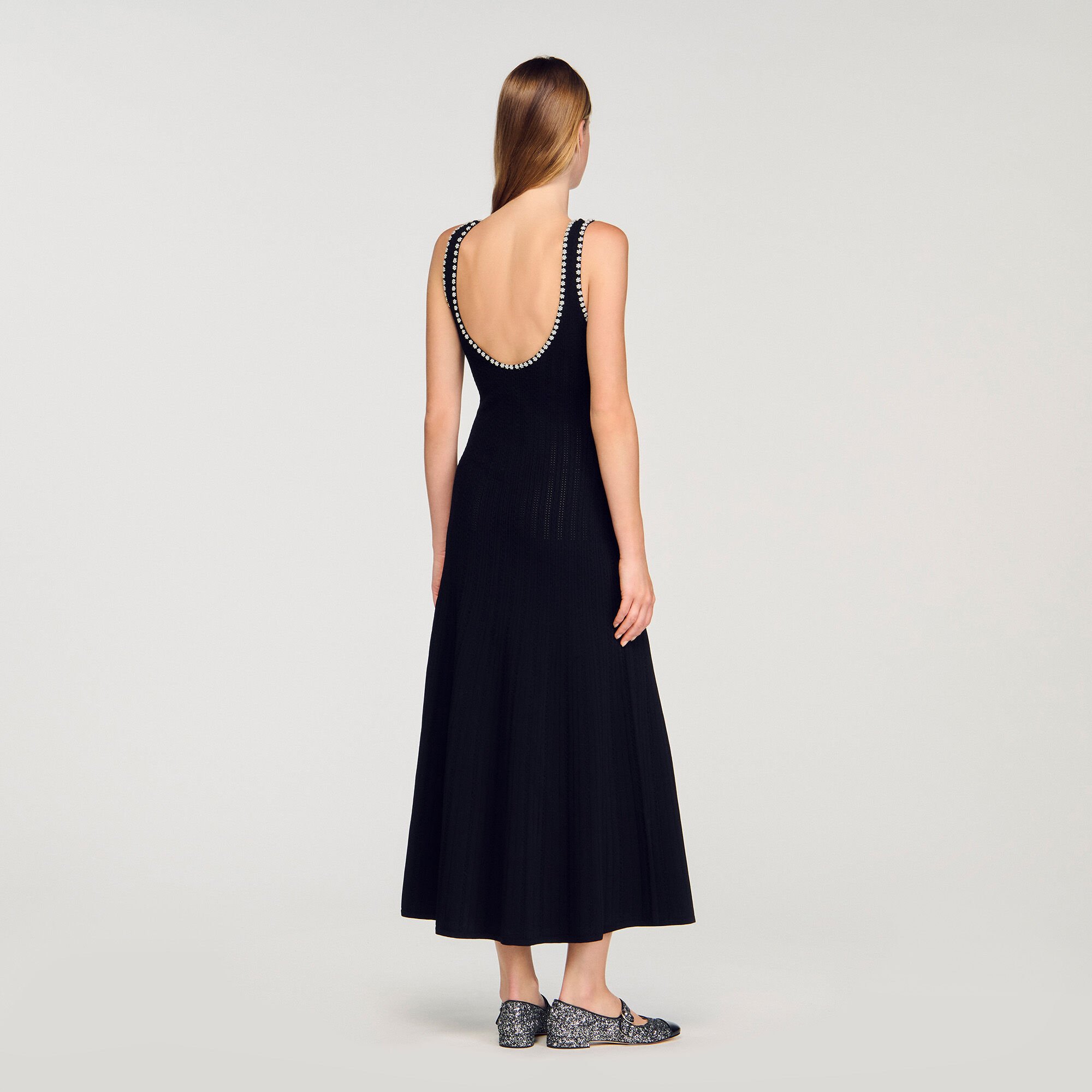Langes Kleid mit Perlen