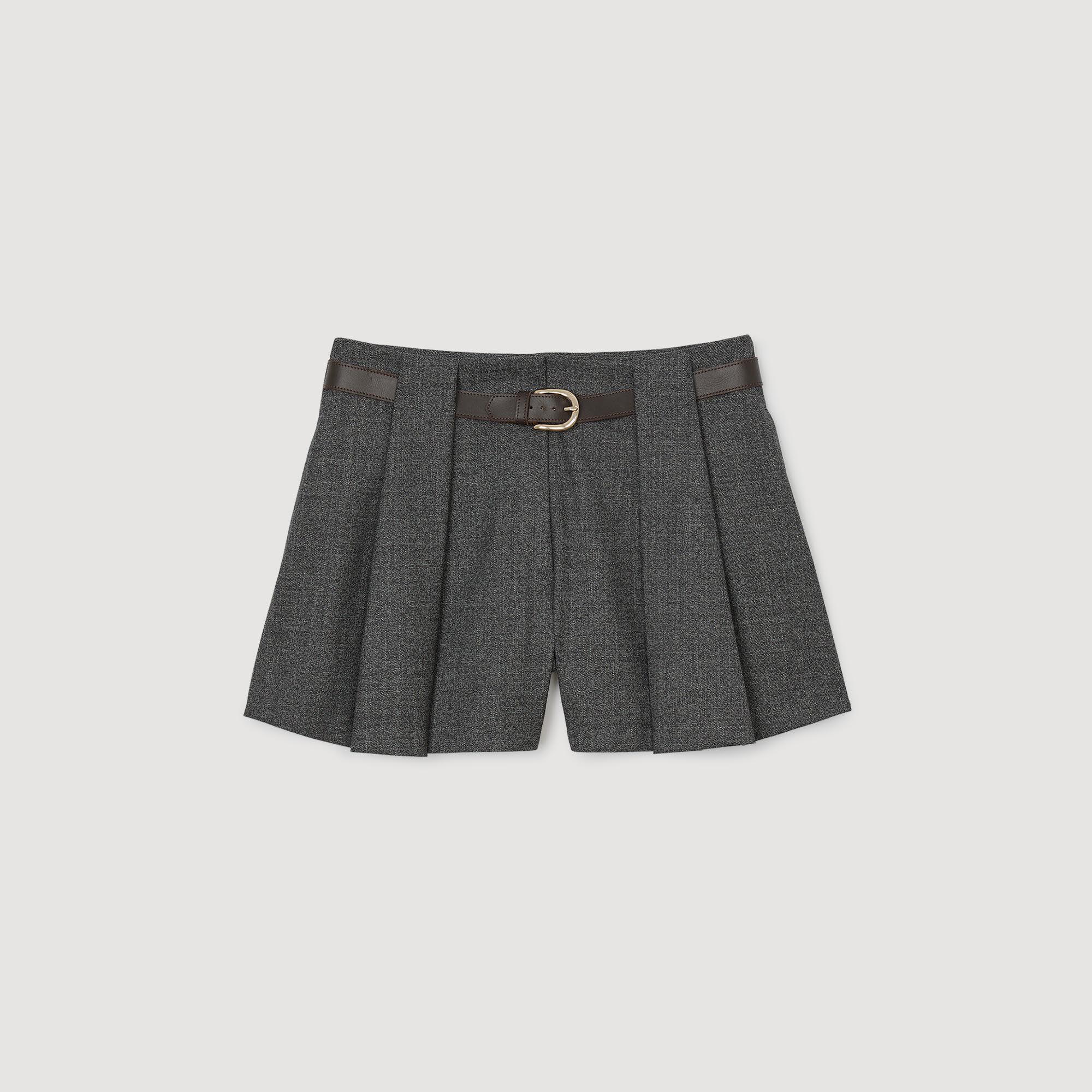 Plissierte Shorts mit Gürtel