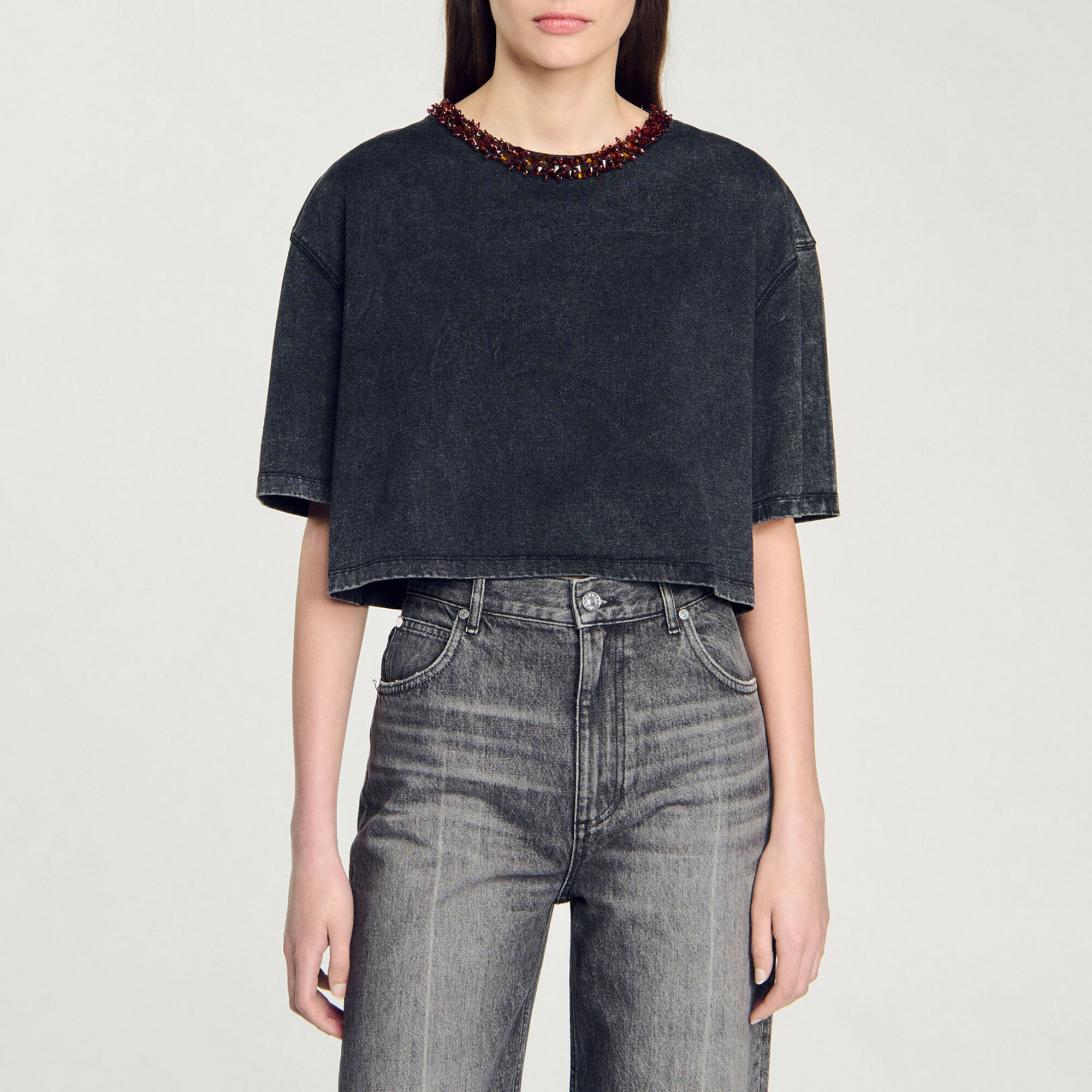 Kurzes T-Shirt mit Perlen-Verzierung - Damen | Sandro