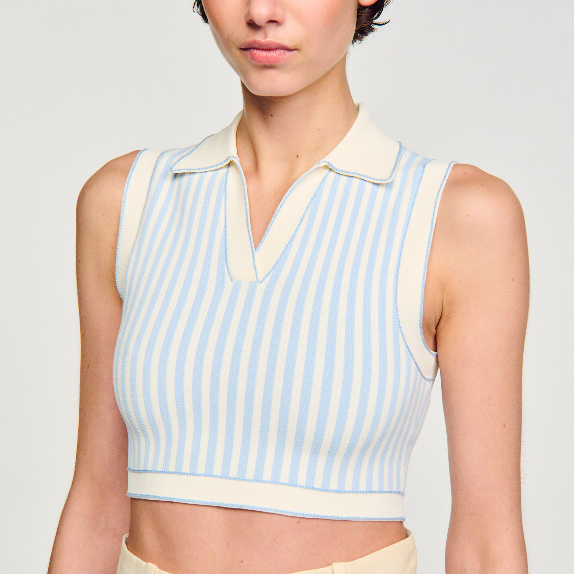 Kurzer Pullover mit Streifen