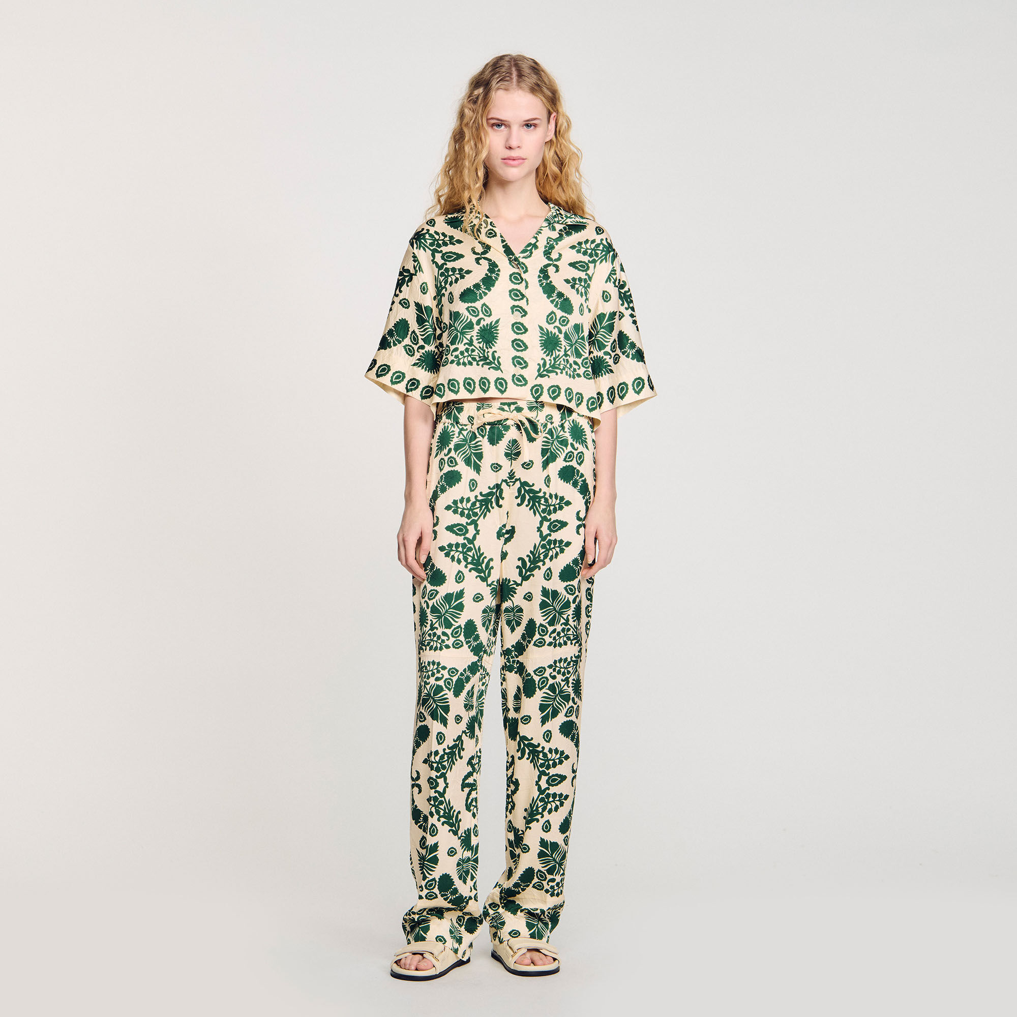 Hose mit Blumendruckmuster