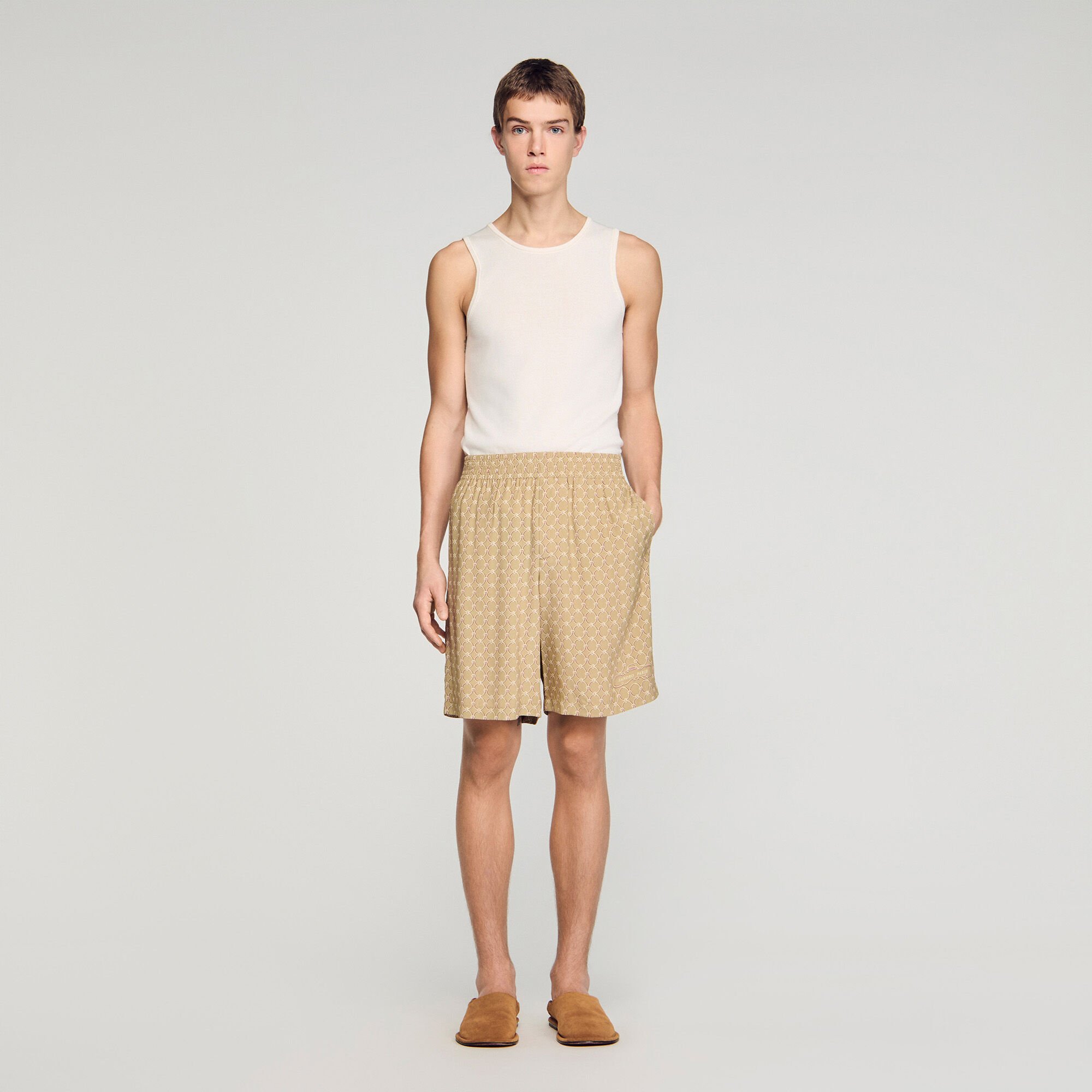 Flie&szlig;ende Shorts mit Ketten-Print