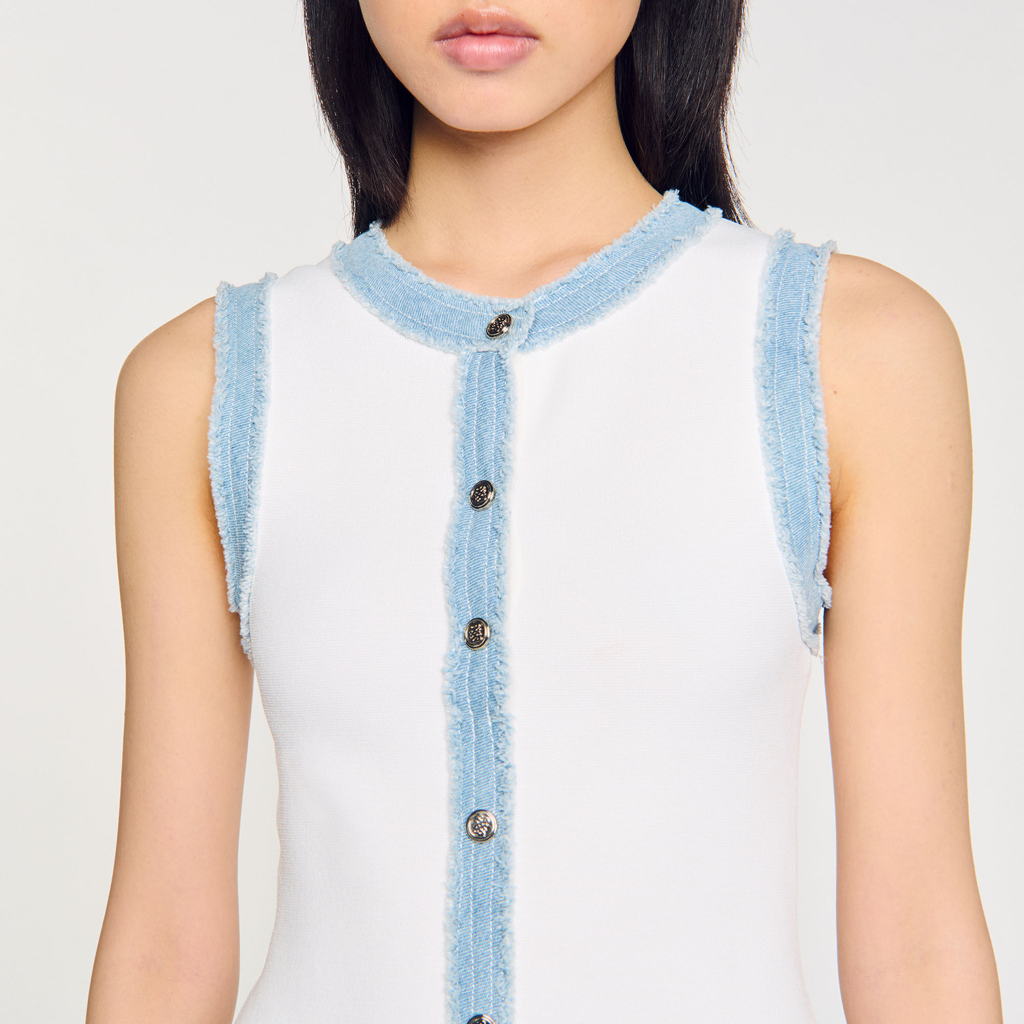 Kurzes Strickkleid mit Volant