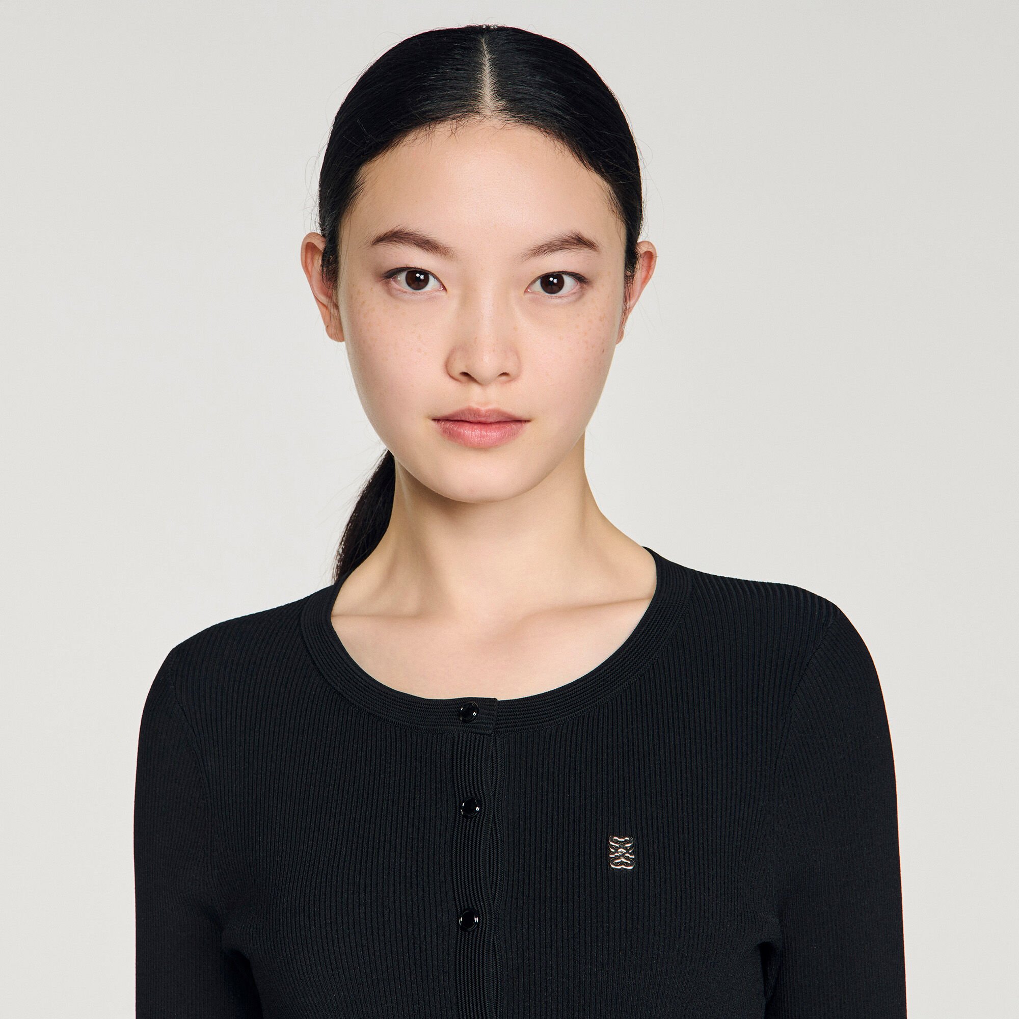 Kurzes plissiertes Strickkleid