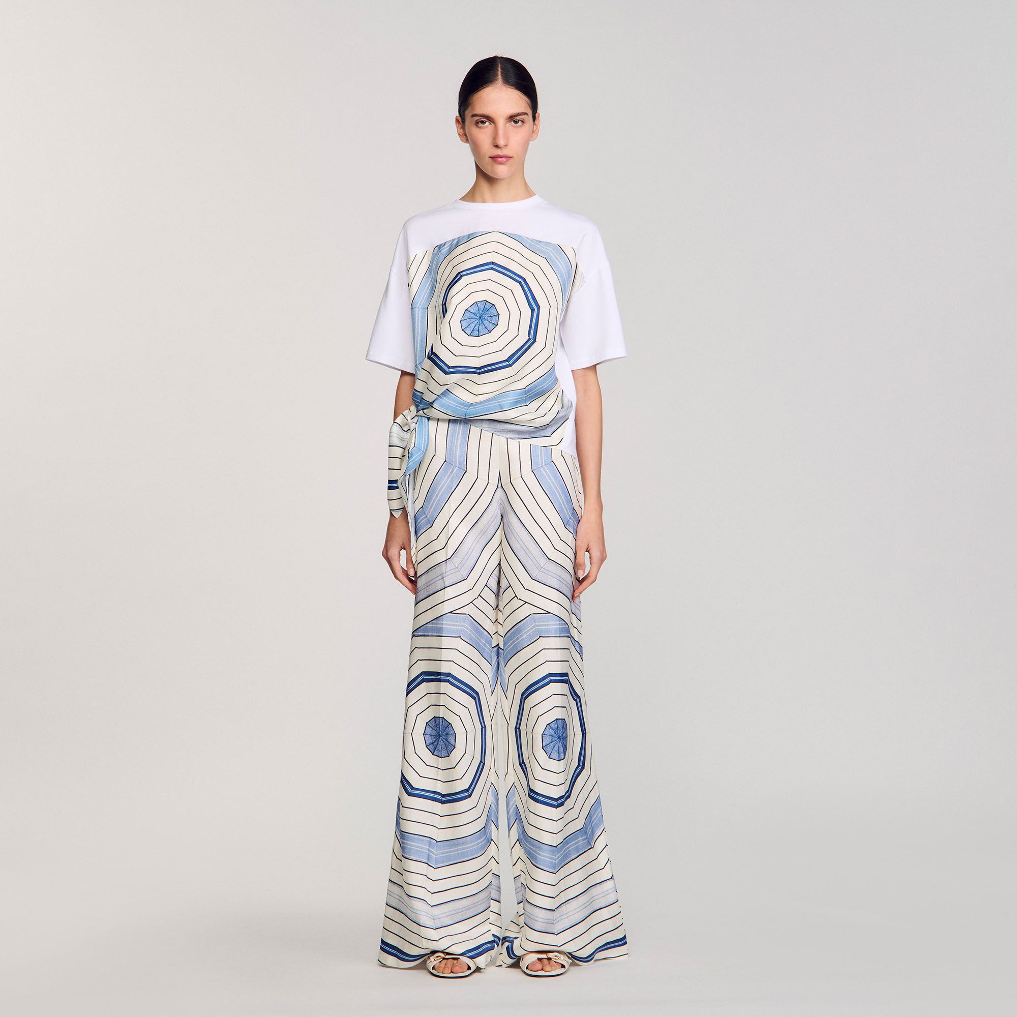 T-Shirt mit Spiralendruckmuster