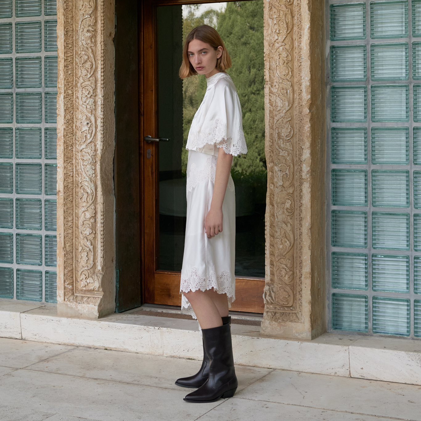 Die Satin-Kleider und -Outfits von Sandro Paris